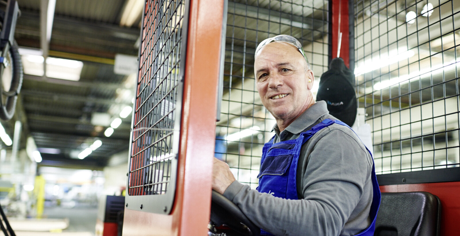 Mitarbeiter im Stapler am Standort in Vogt