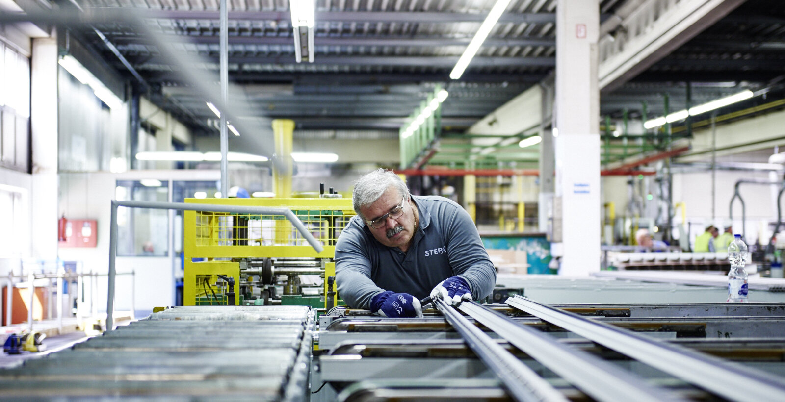 Mitarbeiter an der Weiterbearbeitung von BUG Aluminiumprofilen