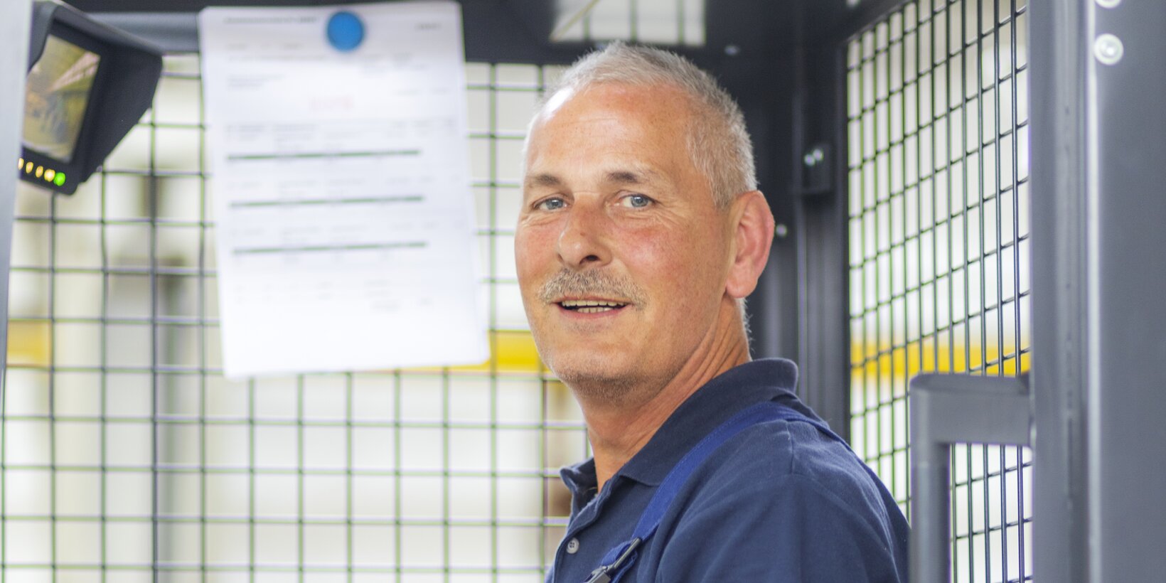 Mitarbeiter des Logistikpartners sitzend im Stapler im Logistikzentrum von BUG in Hettstedt