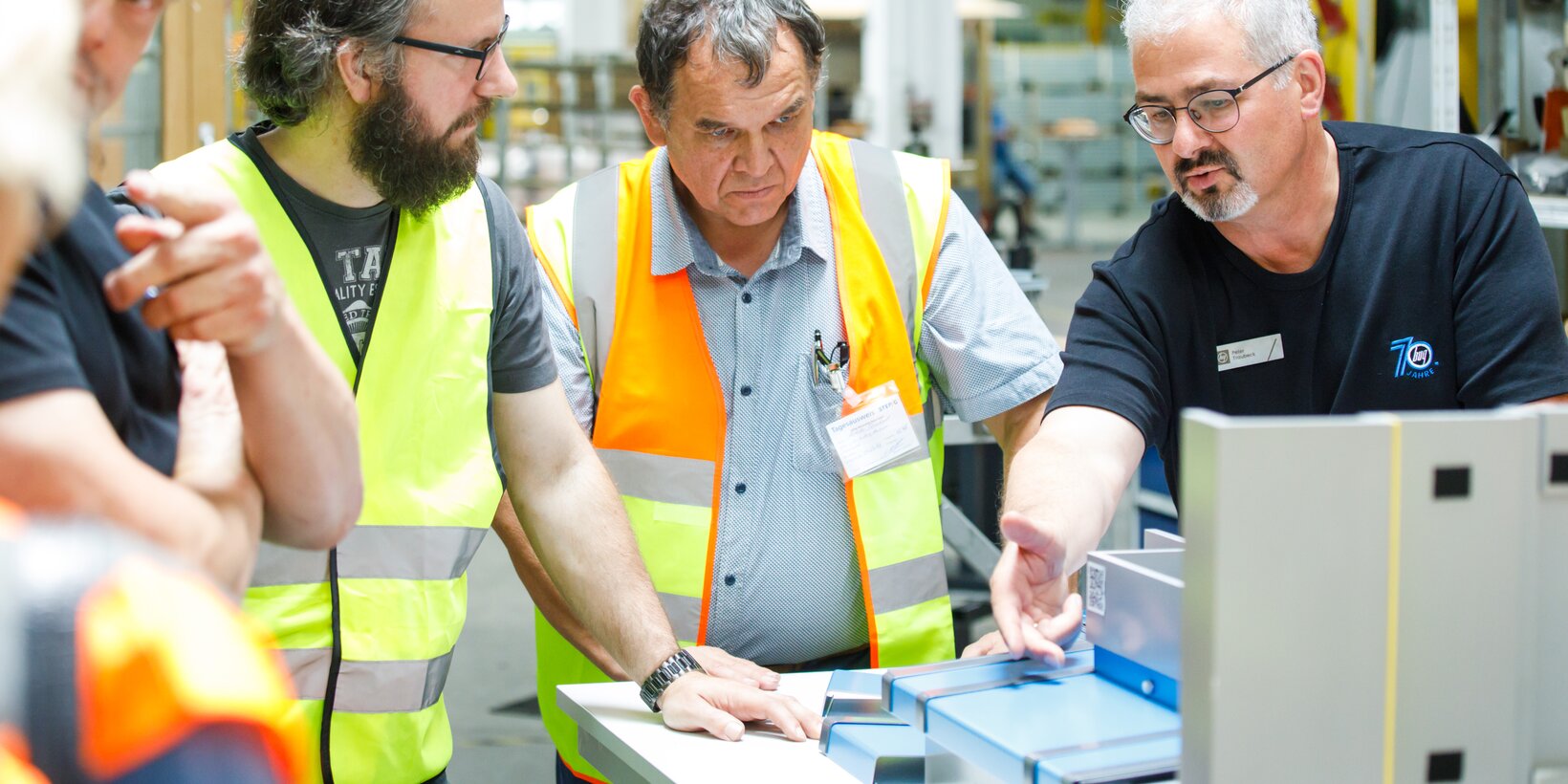 Technisches Beratungsgespräch eines Vertriebsmitarbeiters von BUG und Kunden